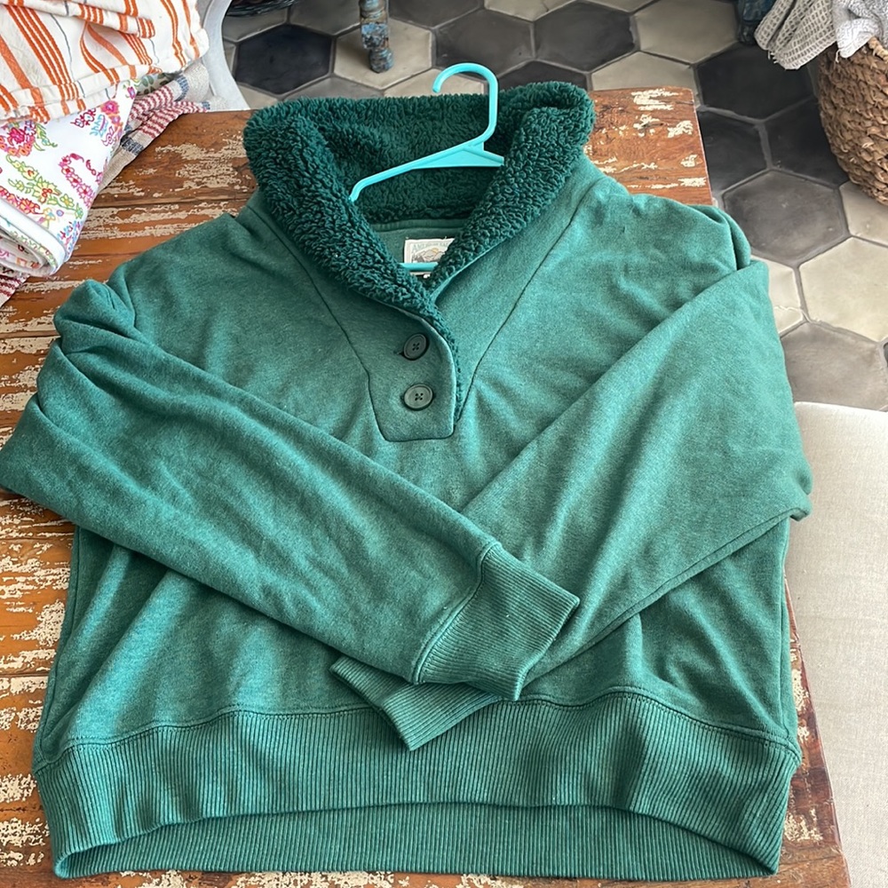 American Eagle Fuzzy green pullover